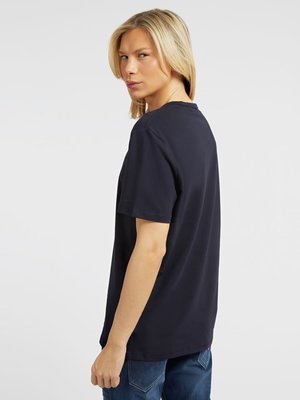 Maksim triko – GUESS, Modrá, Navy barva Muži