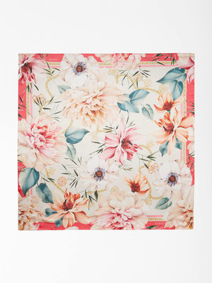 Guess – není fotka Foulard