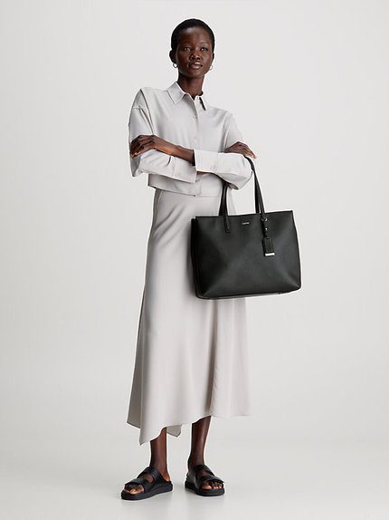 Módní CK Must kabelka, Černá barva, 2024