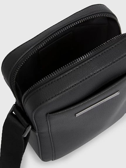 Módní Modern Bar crossbody, Černá barva, 2023
