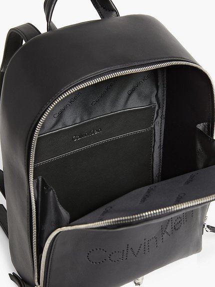 Módní K60K609122-BAX batoh, 2022