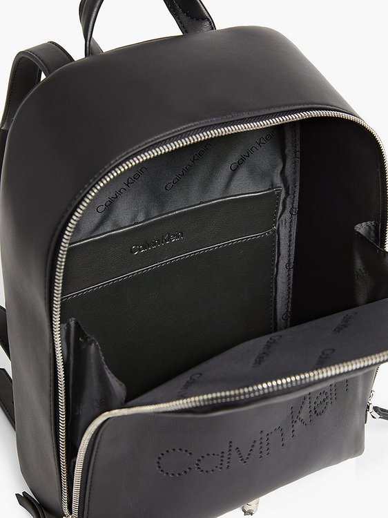 Módní K60K609122-BAX batoh, 2022