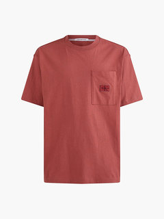 Červená barva, Shrunken badge tričko