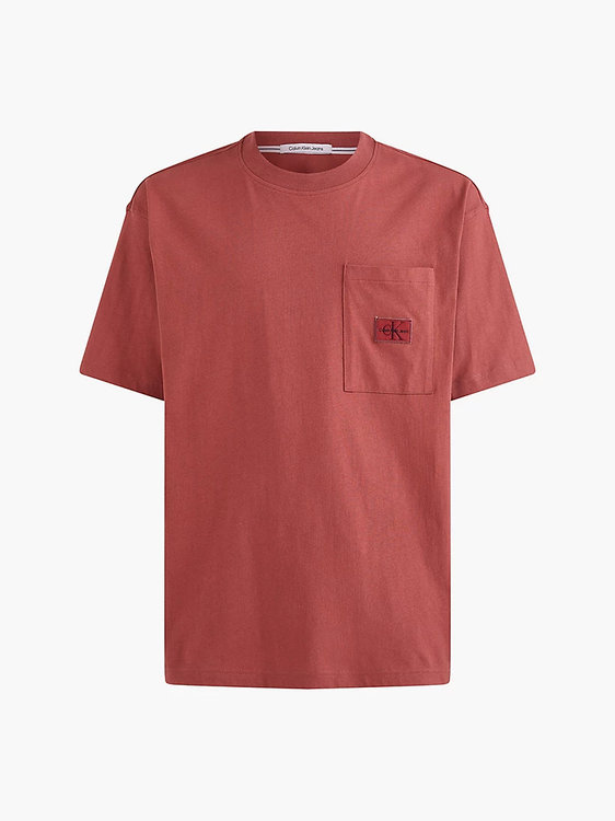 Červená barva, Shrunken badge tričko