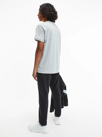 Šedá barva, Monogram tričko