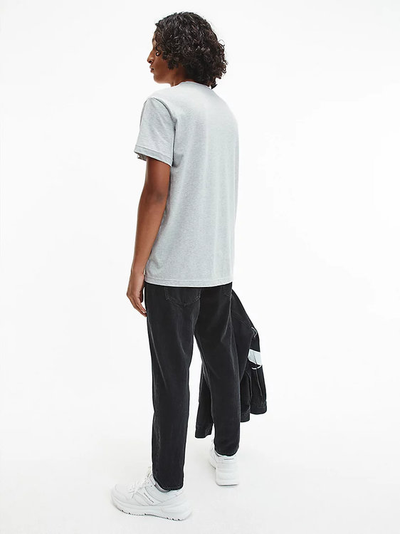 Šedá barva, Monogram tričko