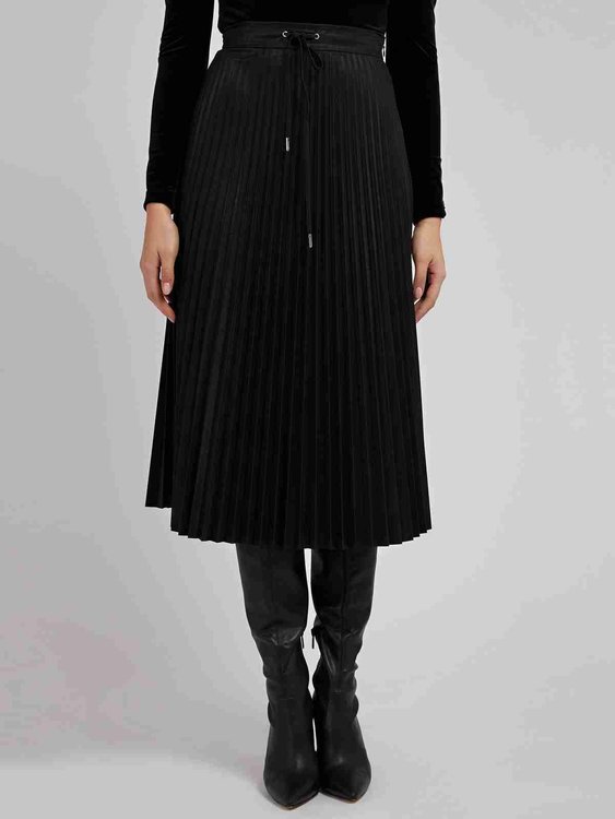 Černá barva, Nicole sukně