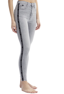 Šedá barva, Super skinny džíny