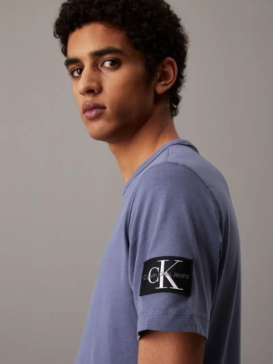 Módní Badge Regular triko, 2025