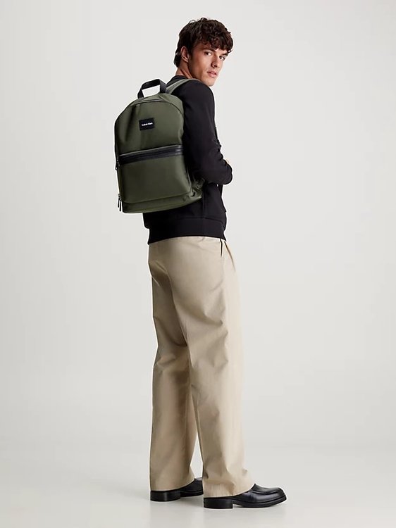 Módní CK Essential Campus batoh, Zelená barva, 2024