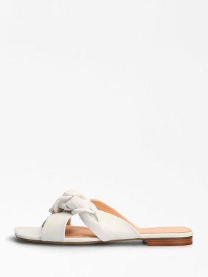 není fotka – Guess Ženy, Ženy, Ženy, Ženy 1