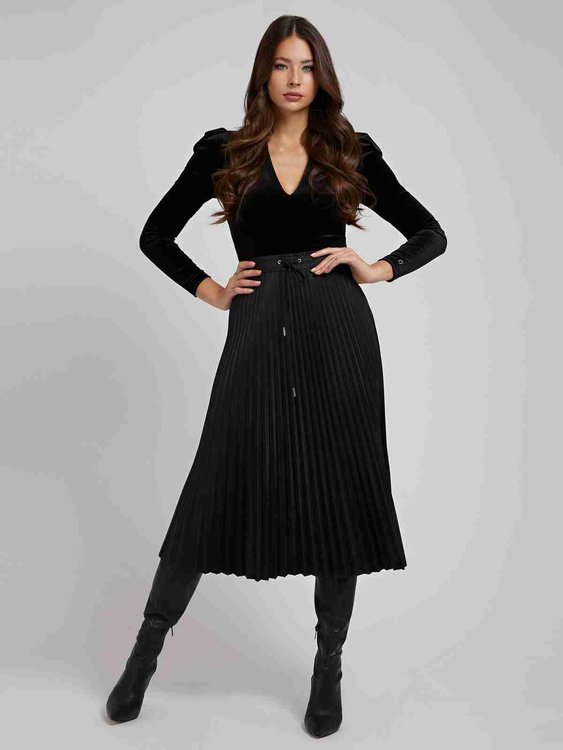 Černá barva, Nicole sukně