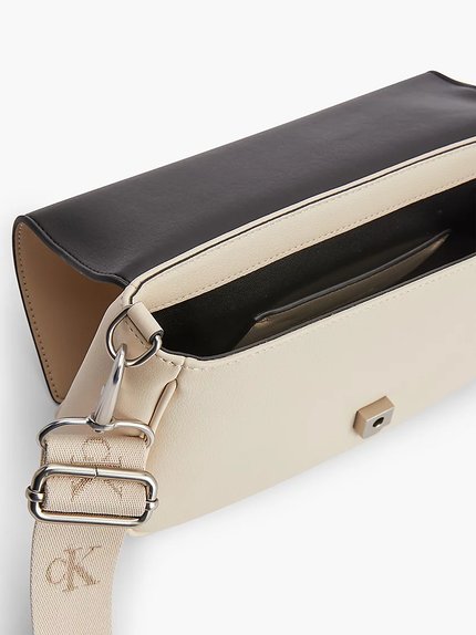 Módní K60K609789-AF6 crossbody, 2022