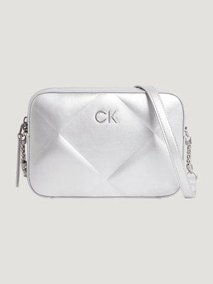 Calvin Klein Jeans – Re-Lock quilt kabelka, Stříbrná barva