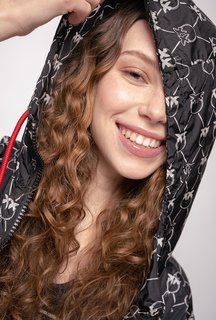 Černá barva, Monogram lehká bunda